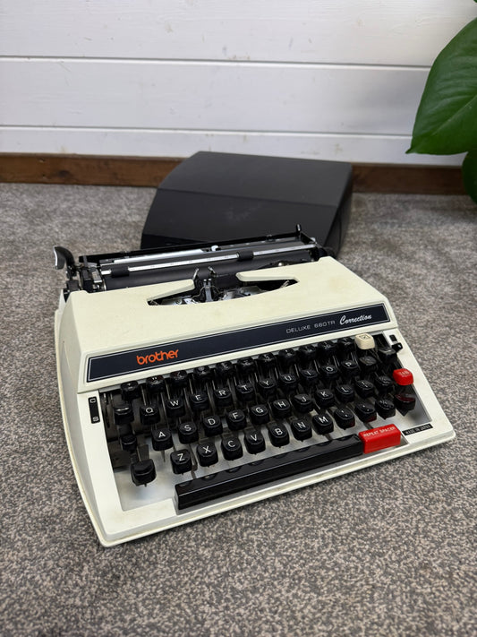 Vintage Brother Deluxe 660TR Typewriter Portable 1970's Made In Japan Retro Decor - Working