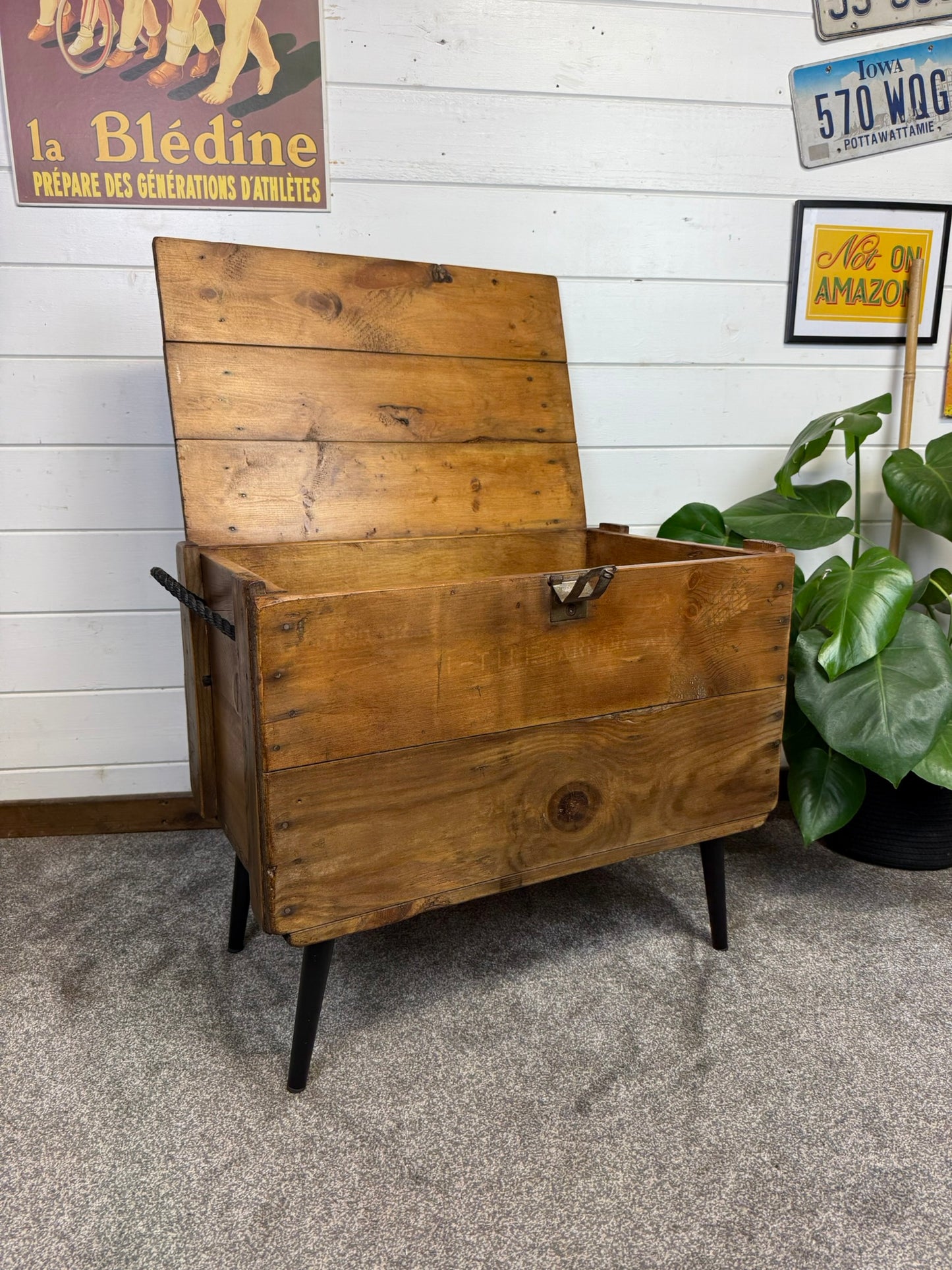 Vintage Rustic Wooden Chest Trunk Blanket Box Vintage Farmhouse Coffee Table Ottoman Ammo Box Side Table.