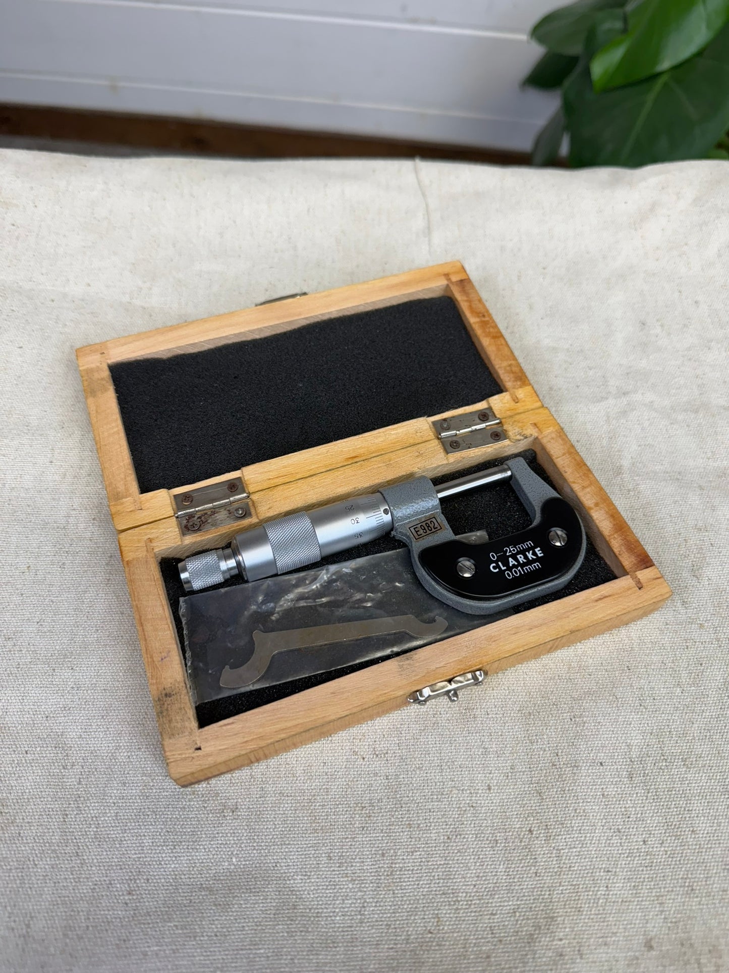 Vintage Clarke 0-25mm Micrometer In Wooden Case