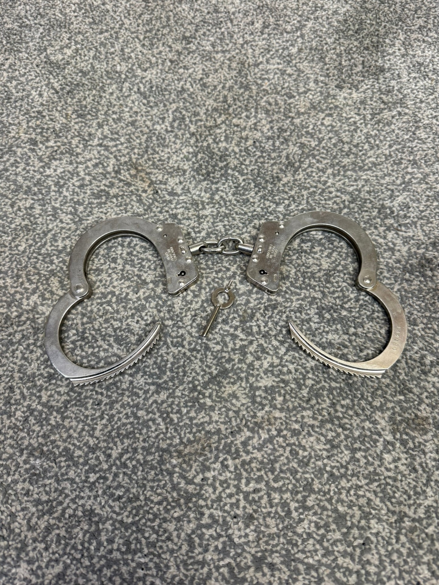 Ex Police Hiatt Chain Handcuffs With Key Security Collectible Memorabilia