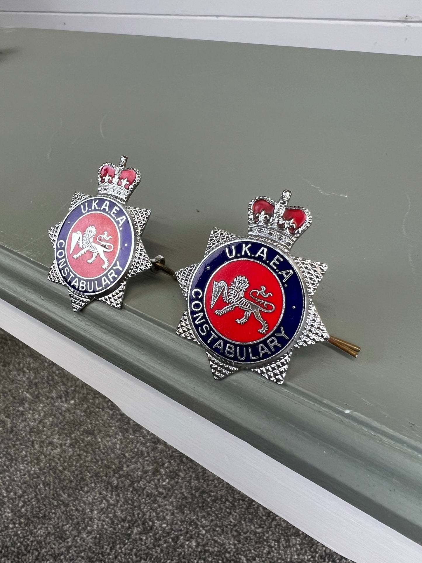 2x UKAEA United Kingdom Atomic Energy Constabulary Enamel Queens Crown Cap Badge Plate