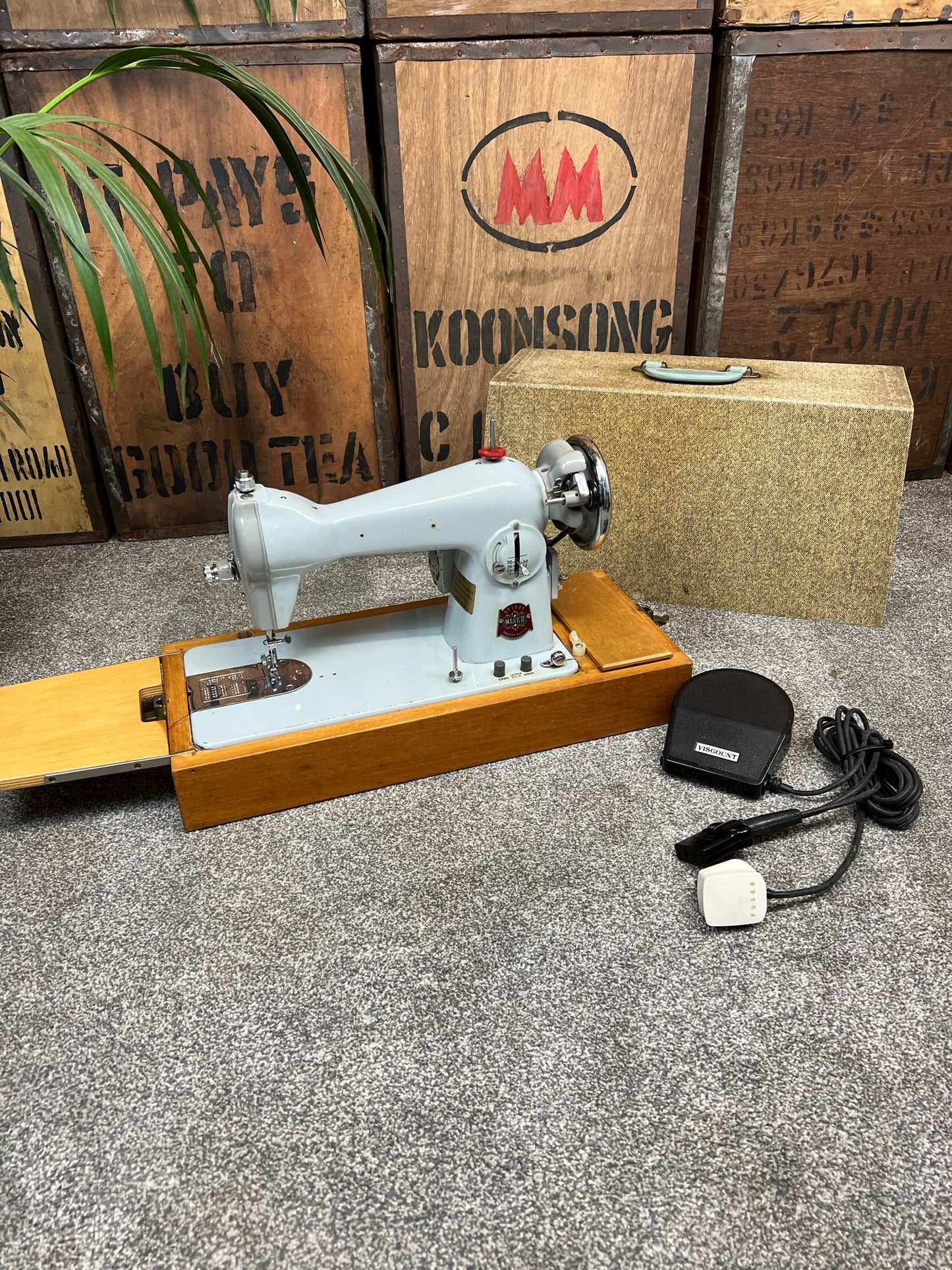 Vintage Novum Deluxe MkIII Mk3 Sewing Machine With Hard Case - Working