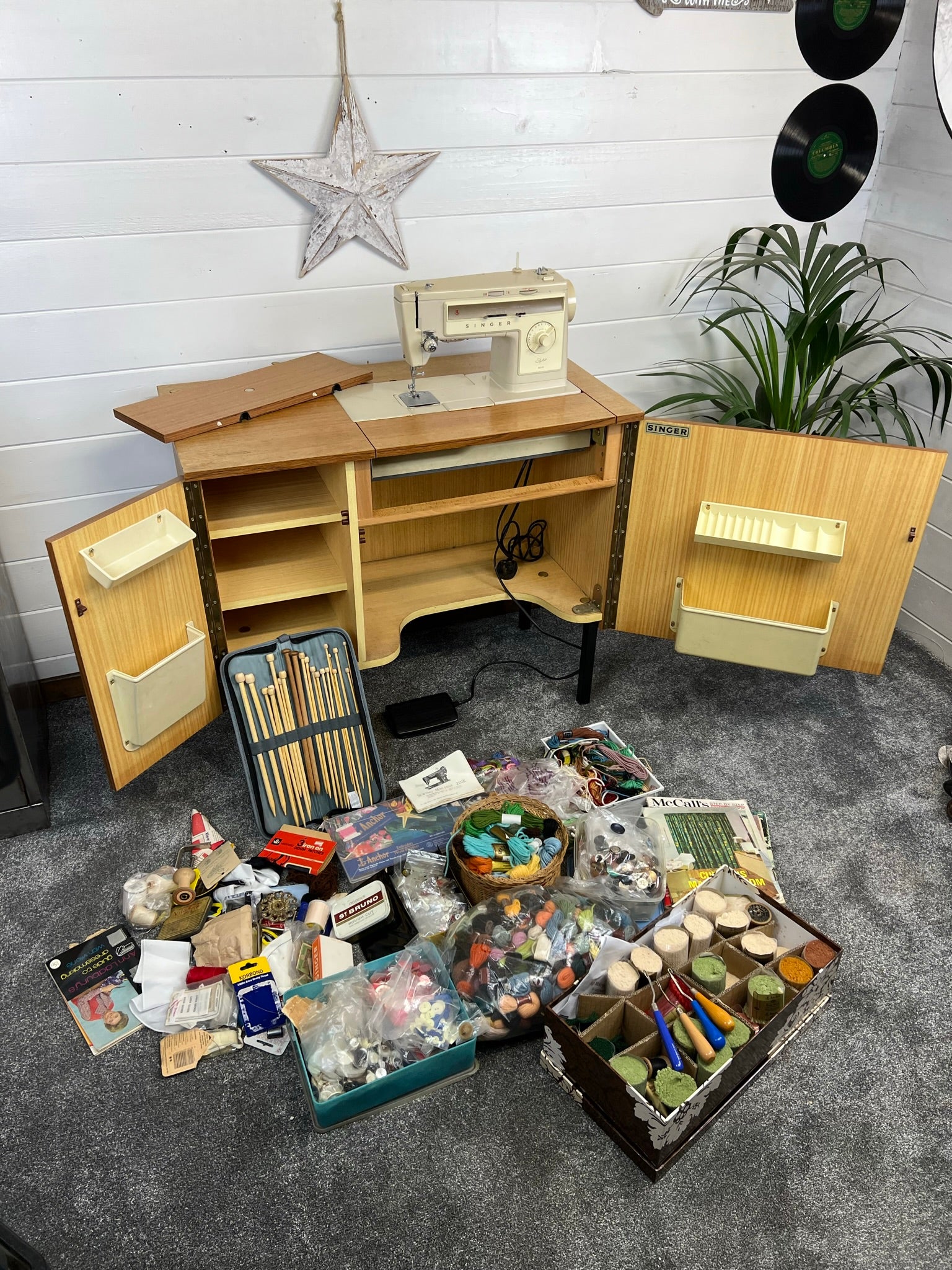 Singer Stylist 533 Sewing Machine & Built In Table And Mixed Sewing Ki ...