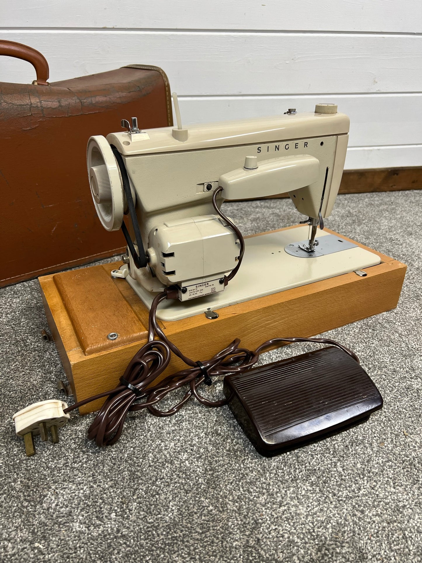 Vintage Singer Model 237 Fashion Mate Sewing Machine With Pedal & Original Case